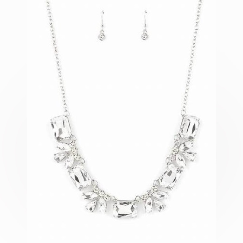 White rhinestone short necklace.*